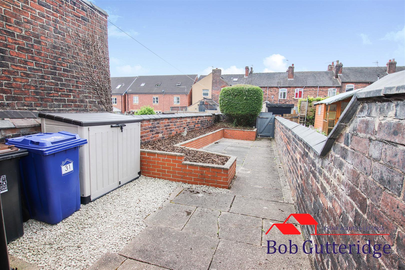 ENCLOSED REAR YARD/GARDEN